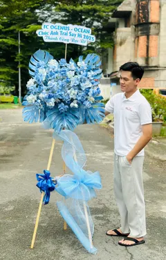 Kệ Hoa Khai Trương: Cách Chọn Theo Ngành Nghề, Bảng Giá Và 50 Lời Chúc Băng Rôn Hay