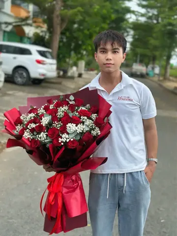 Tặng Hoa Cho Người Yêu: Nghệ Thuật Từ Những Cánh Hoa