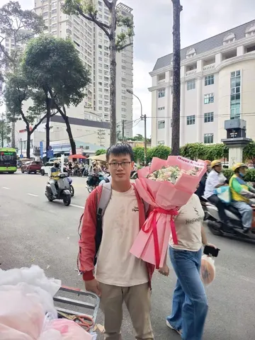 Tân cử nhân nhận bó hoa hồng phấn mừng tốt nghiệp do Hoarosa giao tận nơi