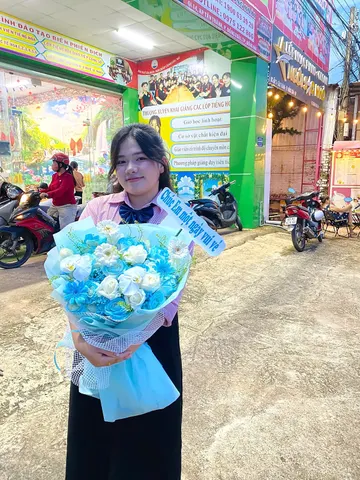 Nữ sinh nhận bó hoa hồng xanh dương