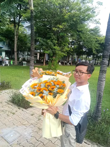 Khách nam nhận bó hoa hướng dương lớn