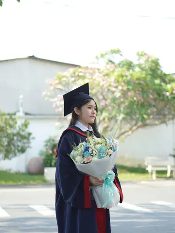 Tân cử nhân nhận bó hoa tốt nghiệp tone xanh dương