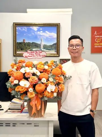 Khách nhận giỏ hoa hồng cam, cúc mẫu đơn mừng Ngày Doanh nhân Việt Nam 13/10 do Hoarosa thiết kế