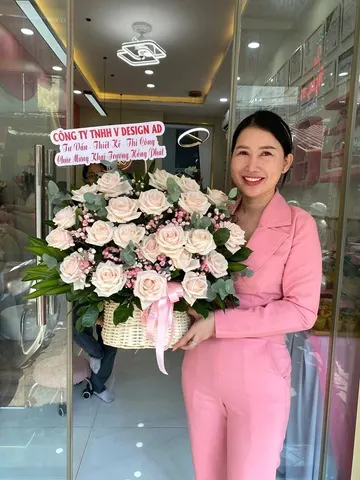 Khách nhận giỏ hoa hồng mừng khai trương công ty
