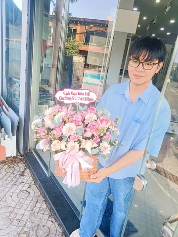 Khách nhận giỏ hoa hồng phấn mừng khai trương