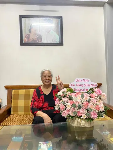 Bà ngoại vui vẻ nhận giỏ hoa hồng phấn mừng sinh nhật do Hoarosa giao tận nơi