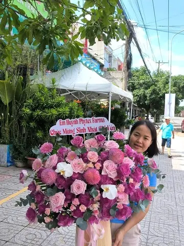 Khách nữ nhận giỏ hoa tone hồng tím mừng sinh nhật