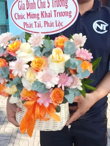 Khách nhận giỏ hoa khai trương chúc phát tài phát lộc