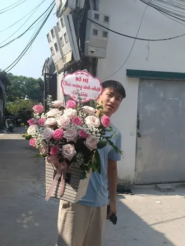 Khách nhận hộp hoa hồng phấn, hồng sen bố mẹ tặng mừng sinh nhật con gái