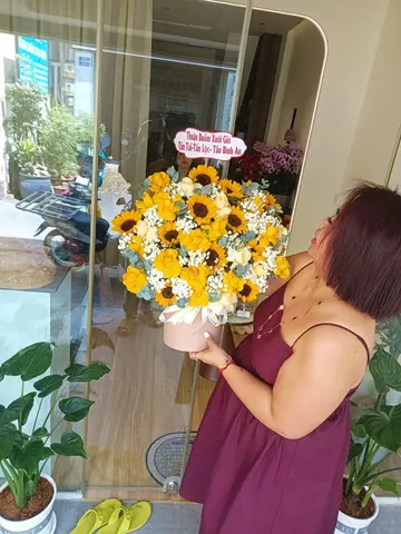 Khách nhận hộp hoa hướng dương, hồng vàng mừng khai trương tấn tài tấn lộc