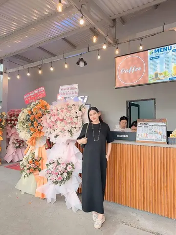Kệ hoa mừng khai trương tại showroom