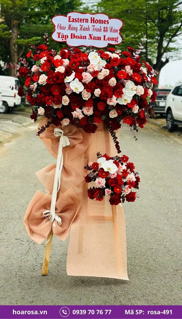 Kệ hoa khai trương 2 tầng chân gỗ tông đỏ trắng rosa-491