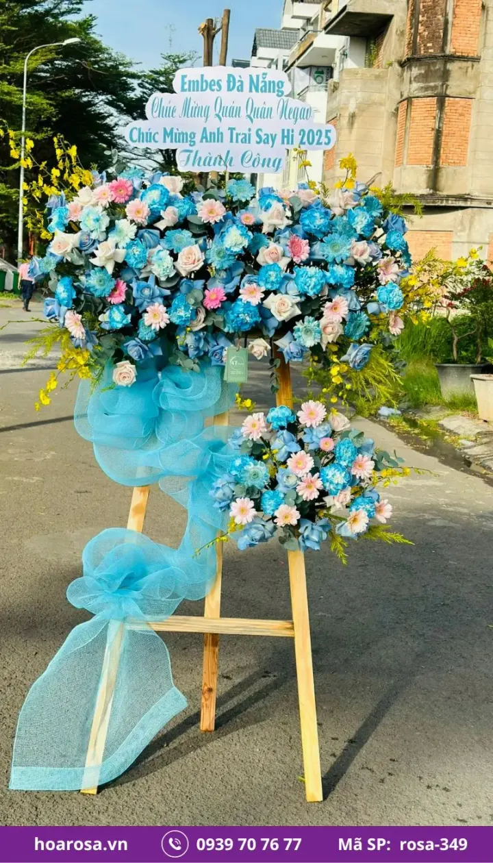 Kệ hoa chúc mừng 2 tầng chân gỗ tông xanh dương hồng rosa-349
