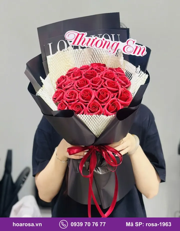 Bó hoa sáp hồng đỏ giấy đen lưới trắng rosa-1963