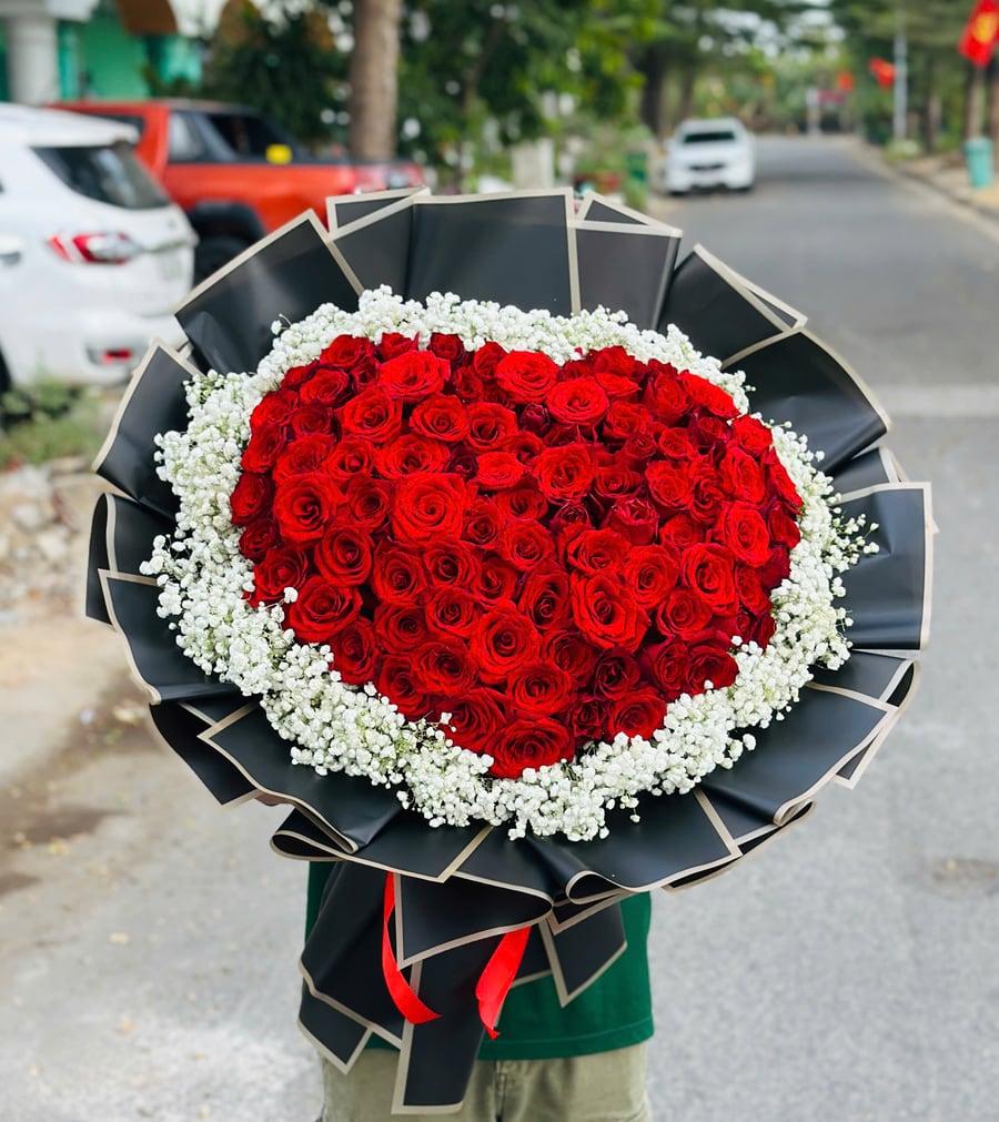 Bó hoa hồng đỏ hình trái tim viền baby trắng
