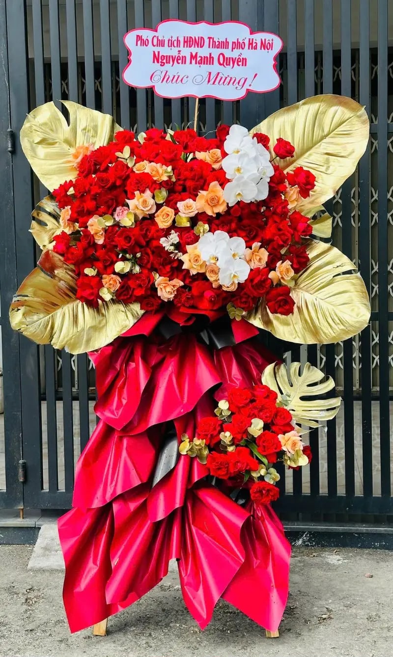 Kệ hoa chúc mừng mang băng rôn Phó Chủ tịch HĐND Thành phố Hà Nội