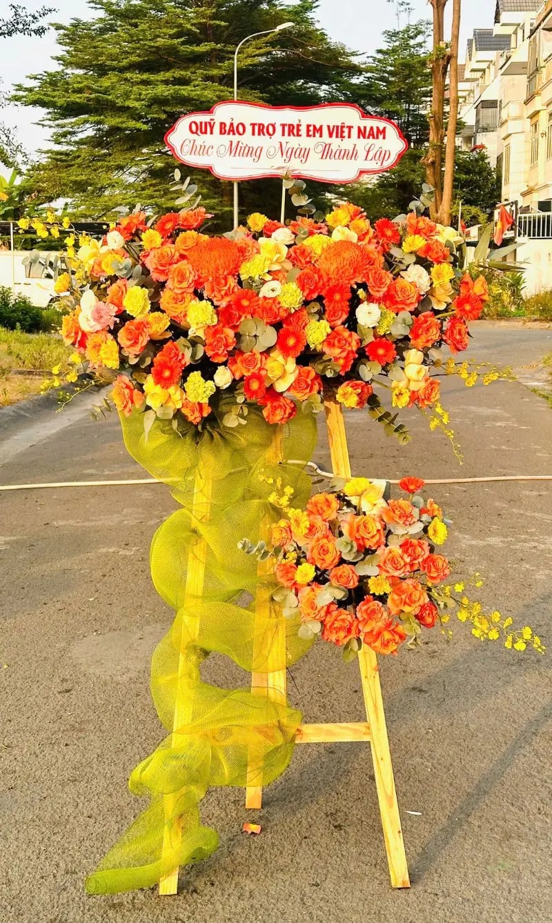 Kệ hoa chúc mừng của Quỹ Bảo trợ Trẻ em Việt Nam