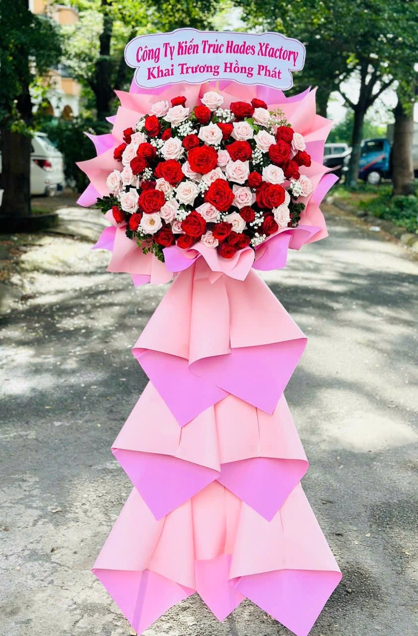 Kệ hoa khai trương ba tầng hồng đỏ trên nền giấy hồng mừng công ty kiến trúc