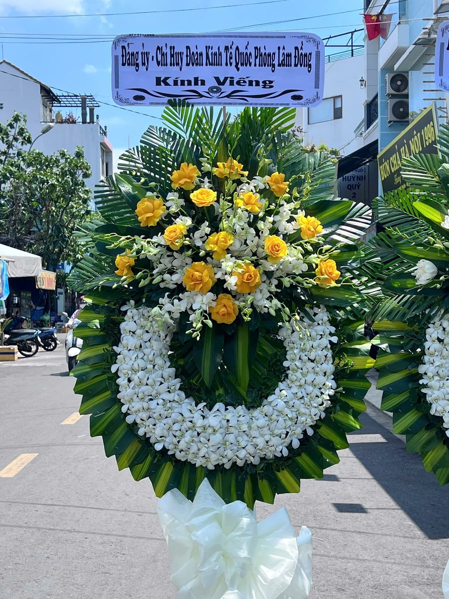 Kệ hoa viếng hoa vàng trắng của Đảng ủy Chỉ huy Đoàn Kinh tế Quốc phòng Lâm Đồng
