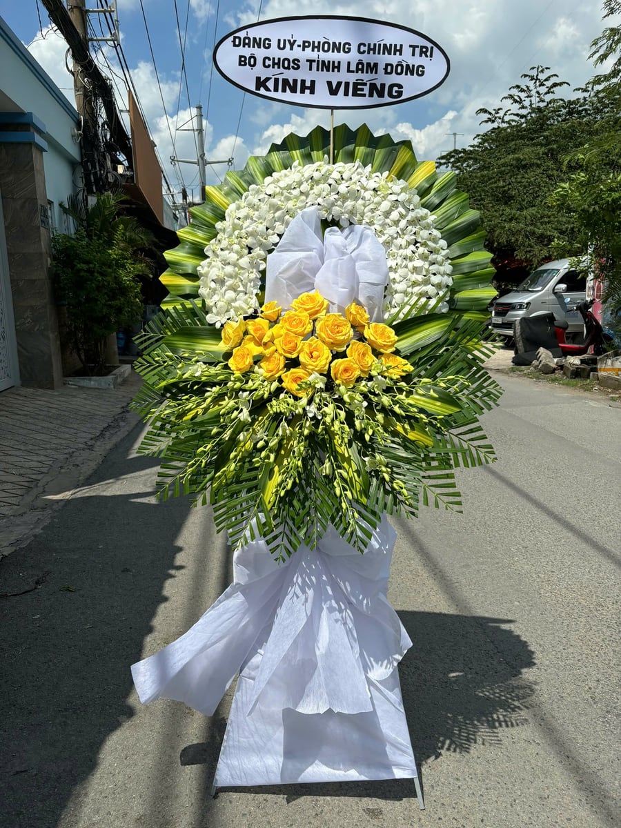 Kệ hoa viếng hai tầng của Đảng ủy Phòng Chính trị Bộ Chỉ huy Quân sự tỉnh Lâm Đồng