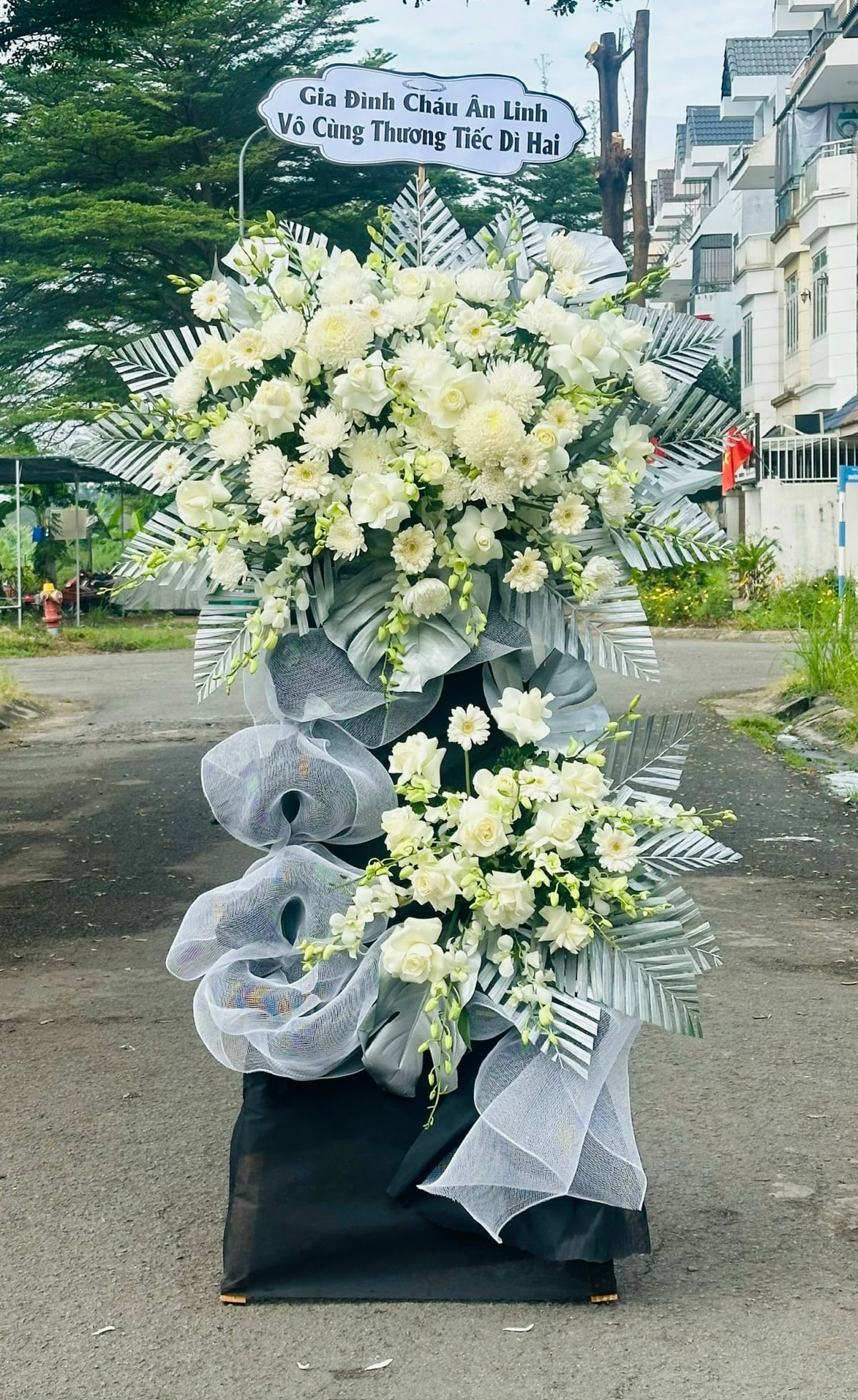 Kệ hoa viếng hoa trắng trên nền giấy bạc xám, phong cách hiện đại